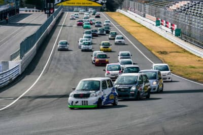 決勝は45台（普通車の場合は40台）のフルグリッド。スタート直後に1コーナーへ飛び込むシーンはいつ見ても震えるほどの迫力だ