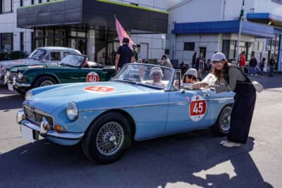 MG B：PC競技が行われたカクイチ東御工場でのひとコマ。群馬県から参加した井上さん夫妻も笑顔だ