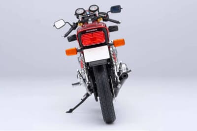 ホンダ CB750F：可動式サイドスタンドやタイヤパターンの再現など、細部へのこだわりは妥協なしだ