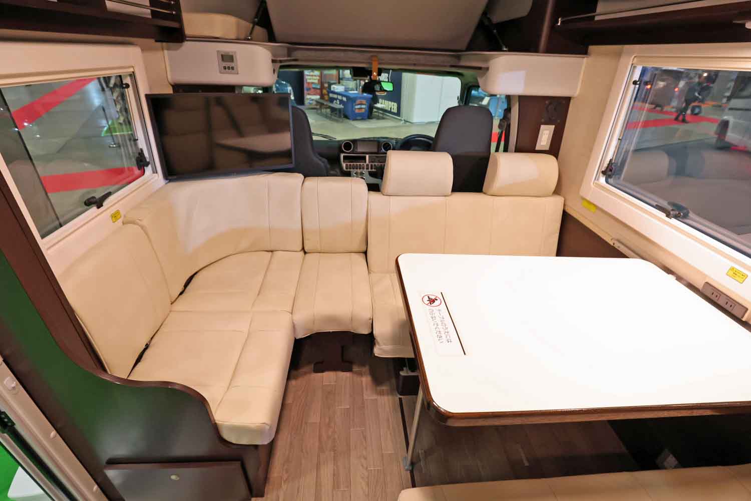 外装も内装も走りも専用設計! トヨタ カムロードベースの低重心キャブコンは大家族でも安心安全