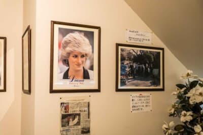 ロールスロイス シルバースパーII：車両のそばには、来日当時のダイアナ妃の写真や新聞記事が展示されている