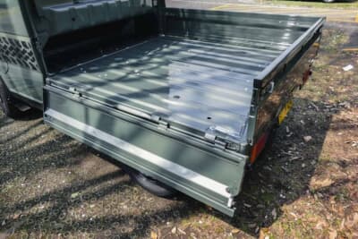 スズキ スーパーキャリイ Xリミテッド：左側のあおりを開放した状態。最大積載量350kg、荷台床面前後長1975mmを誇る