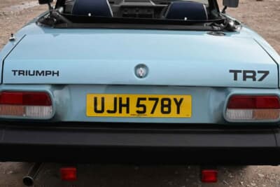 7313ポンド（邦貨換算約157万円）で落札されたトライアンフ「TR7 コンバーチブル」（C）Iconicauctioneers
