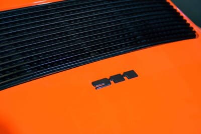 角張ったブロック体の「911」エンブレムは空冷時代のクラシックな面持ちを今に伝えるディテール
