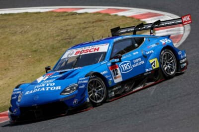 トップの背後でも、青いIMPUL Zなどが表彰台を狙い熱いバトルを展開