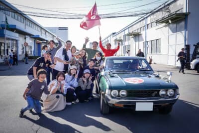 トヨタ セリカ 2000GT LB：カクイチグループの役員ペアが参加。大勢の社員たちが応援に駆けつけ、職場の雰囲気の良さを見せた