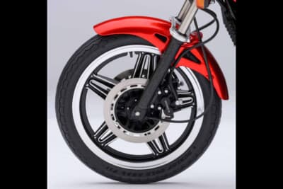ホンダ CB750F：裏コムスターホイールとヘアライン仕上げの金属製ブレーキディスクが精密さを際立たせる