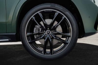 メルセデス・ベンツGLS：足もとには21インチ新デザインクロススポークを標準で用意。22インチ・AMGマルチスポークホイールも追加