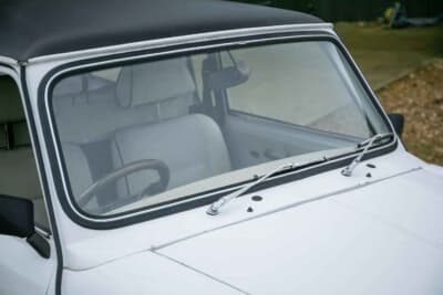 買い手がつかず流札（NOT SOLD）となった「ミニ ストレッチリムジン」（C）Iconicauctioneers