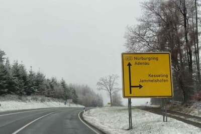 ホテルからニュルへ向かう国道は雪景色。果たしてレースは中止となってしまいました