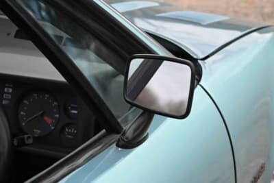 7313ポンド（邦貨換算約157万円）で落札されたトライアンフ「TR7 コンバーチブル」（C）Iconicauctioneers