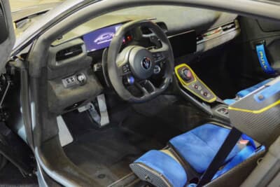 マセラティ GT2 ストラダーレ:ドアを開けた瞬間に広がる、非日常を予感させるブルーのインテリア