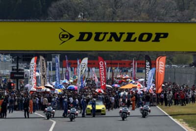 心地よい春の陽気に包まれ、大観衆が見守るなかで決勝レースが始まる