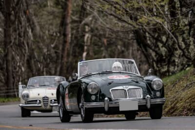 MG A：嬬恋プリンスホテルへと向かう最後のコーナーを駆け抜ける、デゼルスキーさん夫妻の1956年式だ