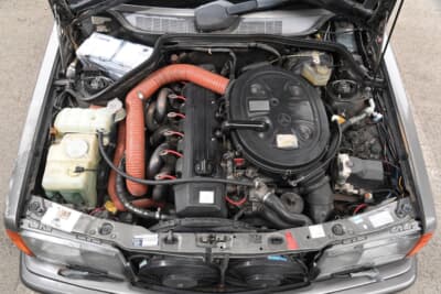 メルセデス・ベンツ 190E：メルセデス製M103エンジンをベースに、AMGがチューニングを施した3.2リッター直列6気筒ユニット。夏場の猛暑対策として、発電量の多いC43 AMGモデルのオルタネーターを移植