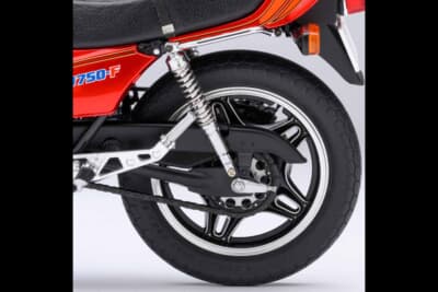ホンダ CB750F：ダイキャスト製フレームとスイングアームが、実車さながらの重厚な質感と剛性感を生み出している