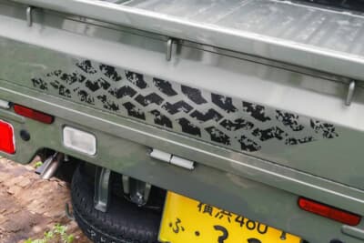 スズキ スーパーキャリイ Xリミテッド：オフロードタイヤのトレッドパターンをモチーフにしたリア専用デカールがXリミテッドのアウトドアな雰囲気を演出する