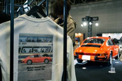 新作レトロコレクションのロングスリーブTシャツと、そのモチーフとなった1976年式「911」