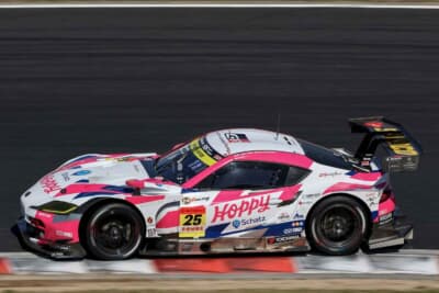 25号車 HOPPY Schatz GR Supra GT:ピンクと白の鮮やかなマシンが躍動
