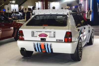 マルティーニカラーのラインが施された美しいリアビュー。スポイラーのロゴは手書き風になっている