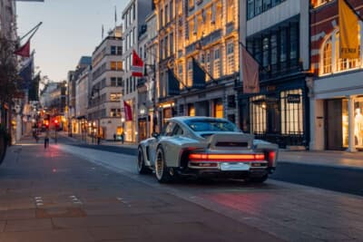 （落札価格非公開）でシールド競売にかけられた「ポルシェ 911 リイマジンド by シンガー DLSターボ」（C）Courtesy of RM Sotheby's