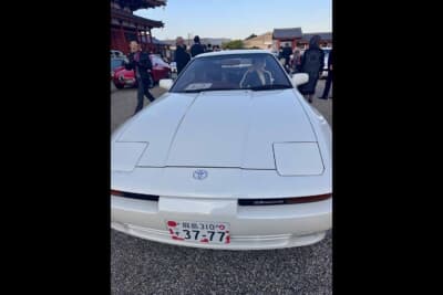 薬師寺境内のナイトタイムセレブレーションで展示された、高市早苗総理の元愛車をレストアした1991年式「トヨタ スープラ 2.5GT ツインターボ リミテッド」。「飛鳥」ナンバーが奈良との縁を感じさせる