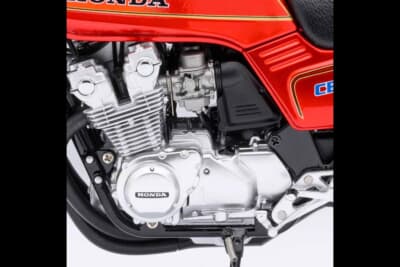 ホンダ CB750F：空冷4気筒エンジンのフィン一枚一枚まで丁寧に造形された、精密模型ならではの見どころだ