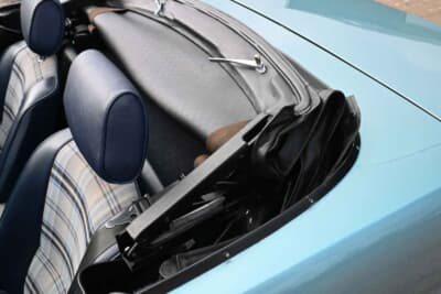 7313ポンド（邦貨換算約157万円）で落札されたトライアンフ「TR7 コンバーチブル」（C）Iconicauctioneers