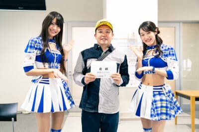 DUNLOPのハイグリップタイヤ「DIREZZA ZIII」が当たった参加者。走行会参加者にとってはこの上ないプレゼントだ