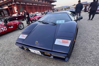 薬師寺のナイトタイムセレブレーションに登場したランボルギーニ カウンタック。マジックアワーの空を背に、ウェッジシェイプの低いボディラインが際立つ。吉田由美さんがこの車内からランウェイショーを体験した