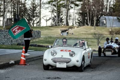 オースティン ヒーリー スプライト：約250kmのコースを走破してチェッカーを受ける。ドライバーの林さんペアも安堵の笑顔だ