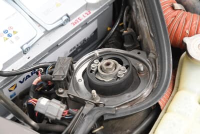 メルセデス・ベンツ 190E：足まわりはビルシュタインの純正ショックアブソーバーに、W202型C36 AMGのサスペンションをカットして装着。純正車高のキャンバー角を補正するため、調整式のプレートも導入した