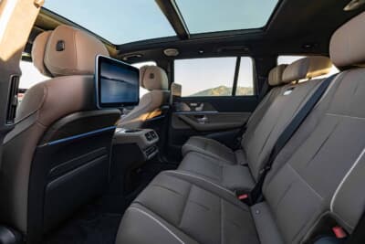 メルセデス・ベンツGLS：新開発のMBUXハイエンド・リアエンターテインメントシステムを導入したキャビン。エンタテインメント空間として訴求する