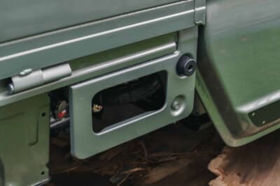 スズキ スーパーキャリイ Xリミテッド：荷台横のステップは中央の穴が大きく開けられた形状で、乗降時の足がかりを確保する