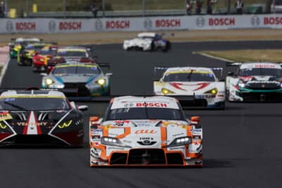 GT300のトラフィックをかき分けながら、各所で熾烈な順位争いが展開される