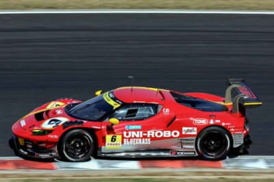 6号車 UNI-ROBO BLUEGRASS FERRARI:真紅のボディがコースを鮮烈に攻める