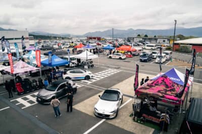 富士スピードウェイのAパドックにはNAPAC加盟企業の出展ブースが多数並んだ