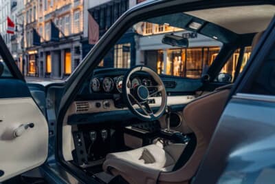 （落札価格非公開）でシールド競売にかけられた「ポルシェ 911 リイマジンド by シンガー DLSターボ」（C）Courtesy of RM Sotheby's