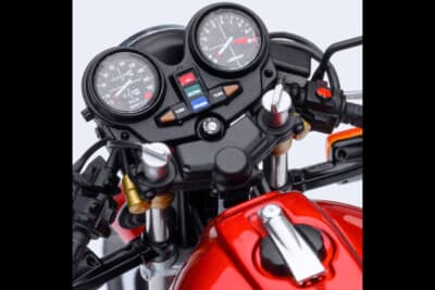 ホンダ CB750F：メーターパネルやスイッチ類まで作り込まれたコックピットは、スケールモデルの枠を超えた完成度だ