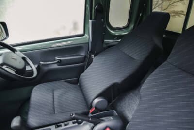 スズキ スーパーキャリイ Xリミテッド：運転席は180mm（10mm×18ノッチ）のシートスライドと最大40度のリクライニングを実現。助手席も100mmのスライドと最大24度のリクライニングを備える