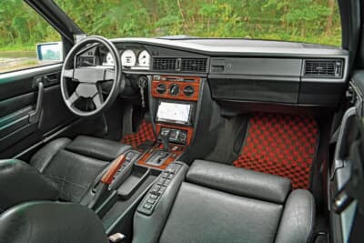 メルセデス・ベンツ 190E：インテリアにはAMGのアイデンティティともいえるフロアマットが敷かれ、スポーティな印象を強めている。機能性とデザイン性を高い次元でバランスさせた、自分流のアップデートだ