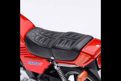 ホンダ CB750F：ステッチの細部まで再現したレザーシートの質感は、1/12スケールとは信じがたい仕上がりだ