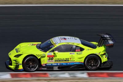 30号車 apr GR86 GT:鮮やかな黄色いボディを躍動させてコースを攻め込む