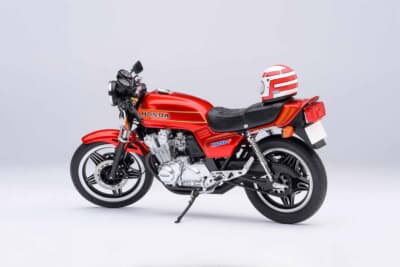 ホンダ CB750F：モリワキ集合管やバックステップなど、コミック仕様の細部を忠実に再現した本格完成品モデルだ