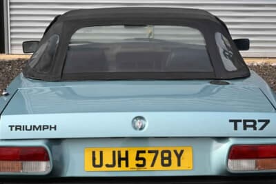 7313ポンド（邦貨換算約157万円）で落札されたトライアンフ「TR7 コンバーチブル」（C）Iconicauctioneers