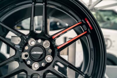 スポークに赤いロゴが配されたデザイン。リムには鍛造を意味する「FORGED」の印が刻まれる