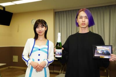 1クラスで見事ポール・トゥ・ウィンを飾った新関透。記念としてシャンパンのラベルと同じ愛車のイラストを描いた盾が贈呈された