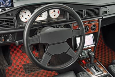 メルセデス・ベンツ 190E：特徴的なデザインのAMG製ステアリングホイール。運転席からの眺めは、当時のチューナーが放っていた独特の凄みと、メルセデスならではの機能美が同居する特別な空間となっている