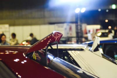 ダウンフォースを発生させる可変式リアウイングのギミック