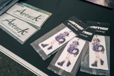 AMEブースに並んだ公式キャラクター「如月アイカ」が描かれたエアフレッシュナー